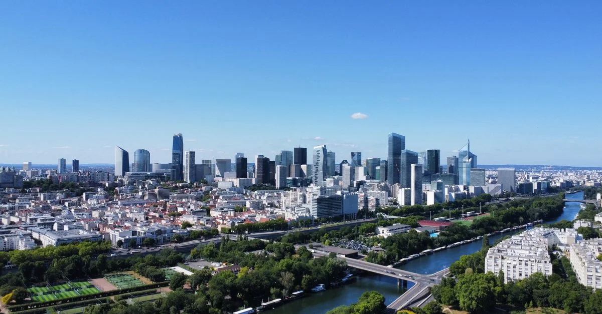 Superbe vue aérienne de la ligne d'horizon de La Défense à Paris avec un ciel bleu clair.