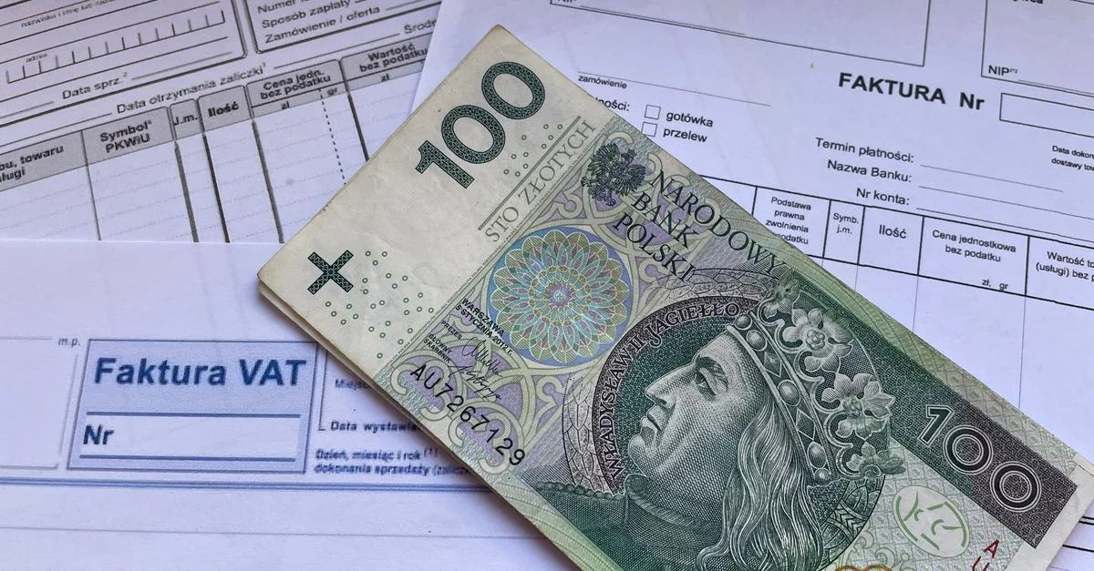 Un billet de 100 Zloty polonais posé sur des factures de TVA, symbolisant la finance et l'économie.