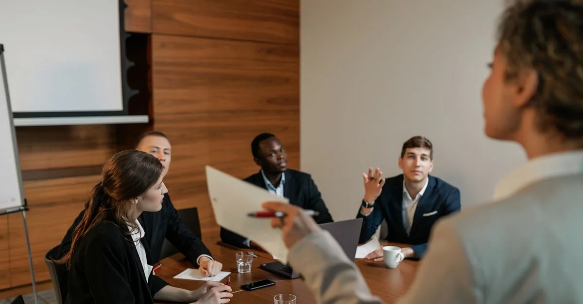 Équipe professionnelle en pleine discussion dans un cadre de salle de conférence moderne.