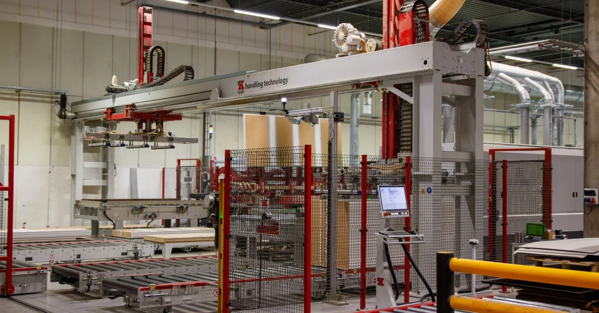 Machines industrielles avec bras robotisé dans une usine de fabrication moderne.
