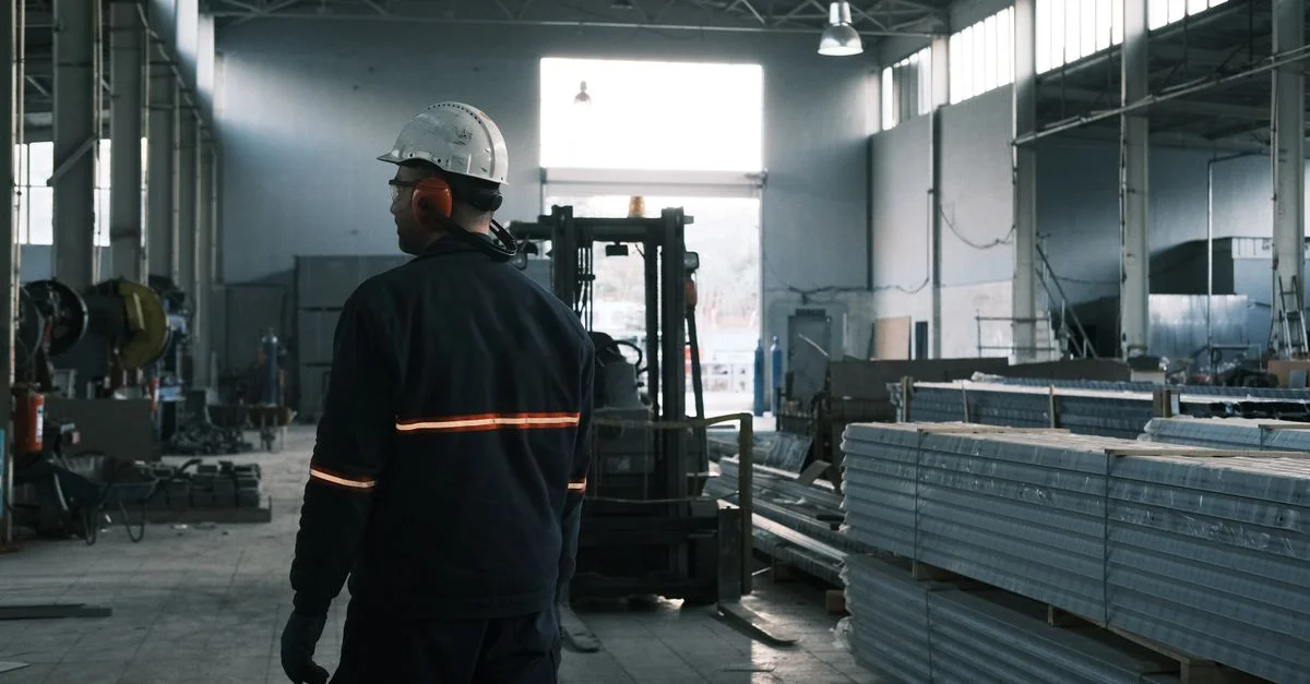 Un travailleur en équipement de protection supervise les opérations dans une usine moderne à Ankara.