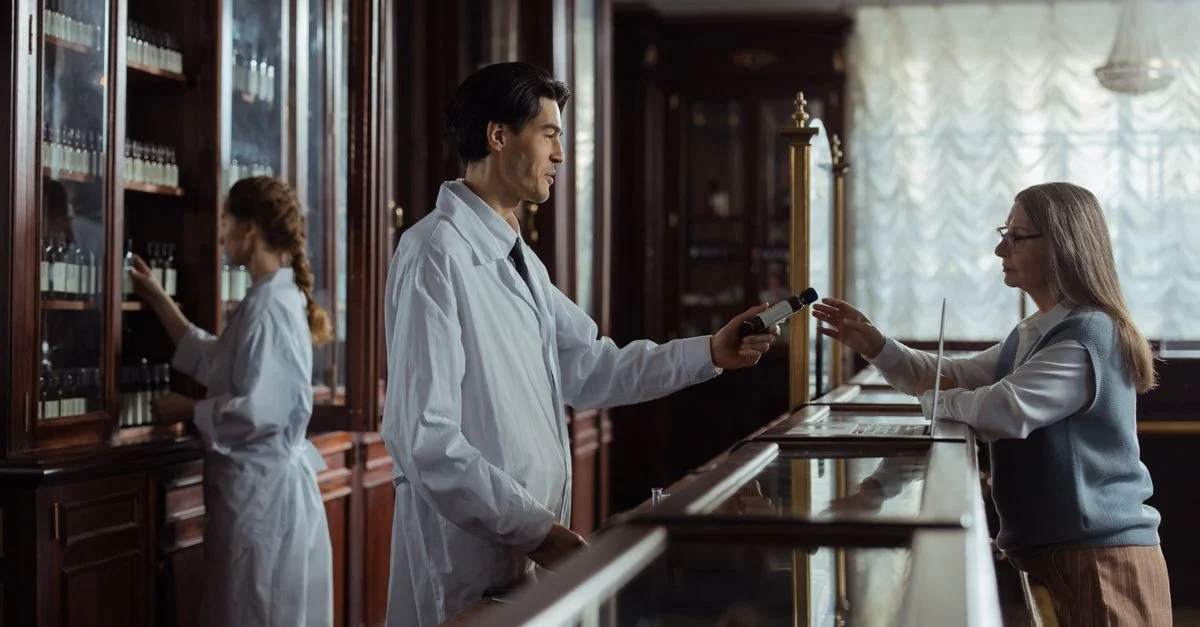 Un pharmacien remet des médicaments à un client au comptoir d'une pharmacie vintage classique.