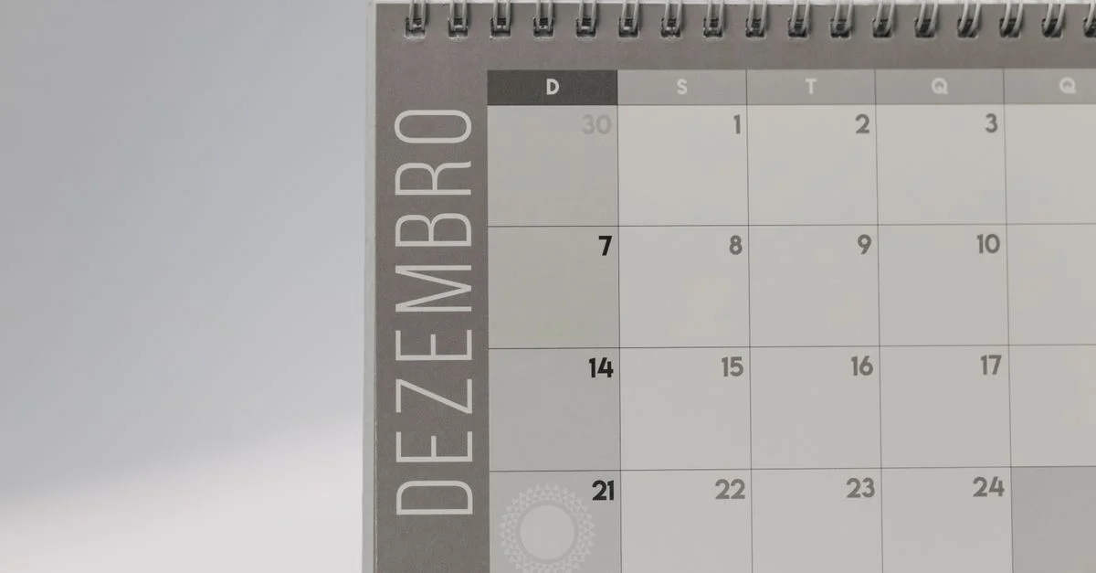 Page de calendrier simple et minimaliste pour décembre avec un design épuré.